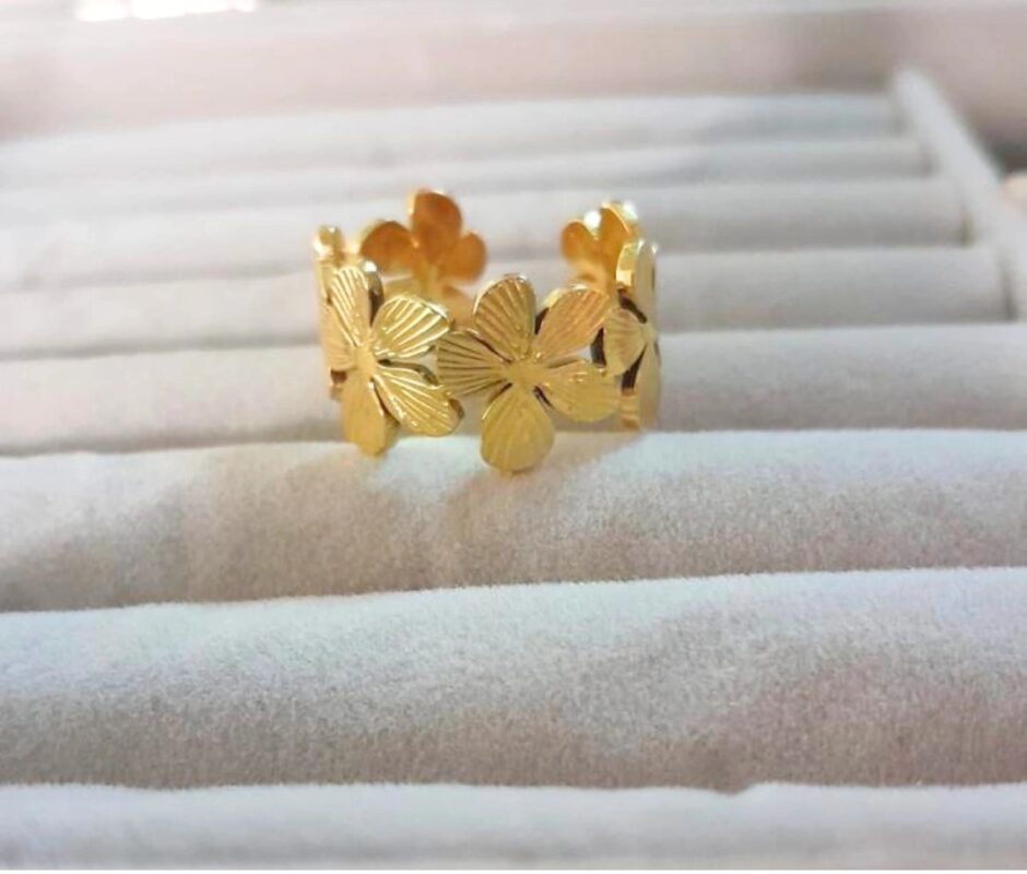 Minimalist tarnish resistant jewelry for office wear and party styling for women